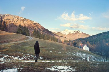 Kız dağlarda erken kar arıyor, Sonbahar - Avrupa Alplerinde kış mevsimi