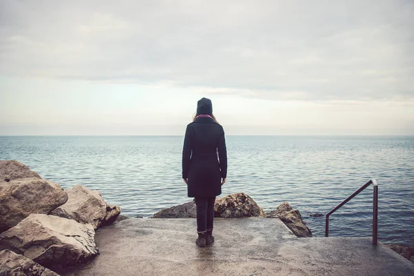 Solitaire Femme Triste Regardant L Horizon Concept De Solitude Dans Le Paysage Marin Avec Nuage Gris Saison D Hiver Manquant Personnes Stock Photo