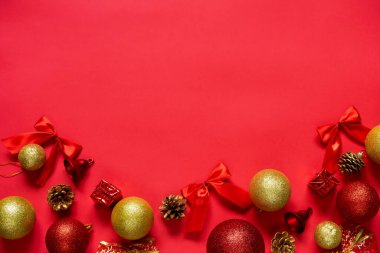 Kış tatili konsepti. Kırmızı ve altın renkli Noel topları