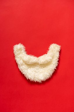 Kırmızı arka planda Noel Baba sakalı. 