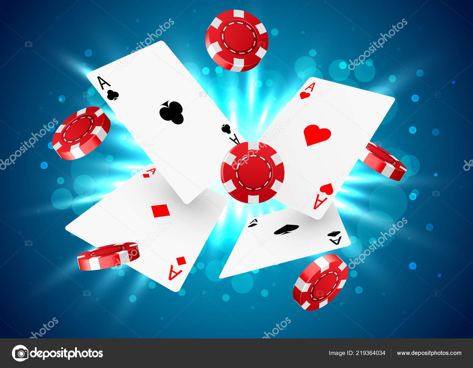 Royal flush baralho e fichas de casino em fundo verde poker