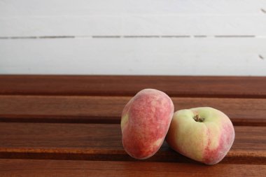 Ahşap arka plan üzerinde Paraguay şeftali