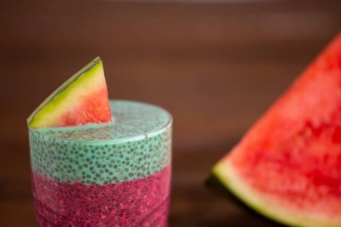 Karpuz tadı ile siyah chia puding Cam