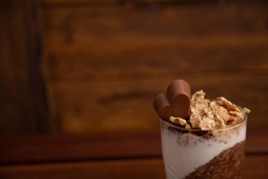 Lezzetli kahvaltı, yoğurt ve tahıl ile kakao chia puding