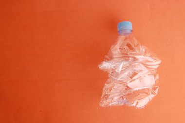 Boş plastik su şişesi geri dönüşüm için ölçeklendirilir