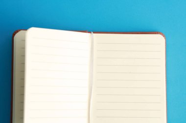 kahverengi deri dizüstü açık