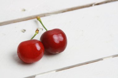 ahşap arka planda lezzetli kiraz