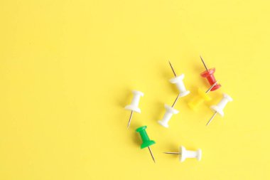 renkli arka planda plastik raptiyeler