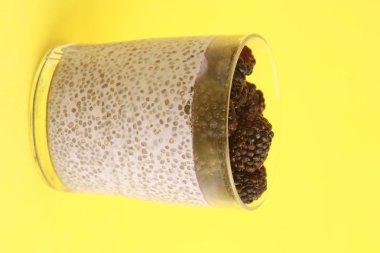 böğürtlen lezzet ile chia puding cam