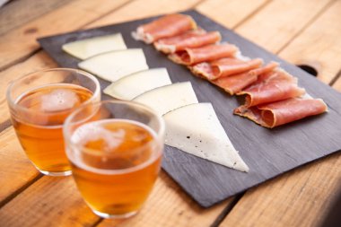 İspanya'dan bira ve peynir ve serrano jambon kurulu