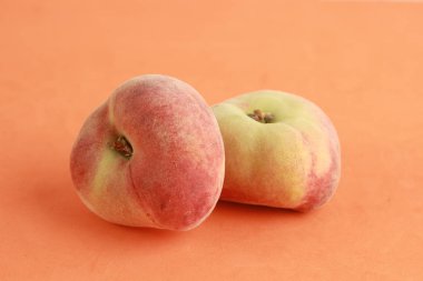 Renkli arka planda Paraguay şeftali