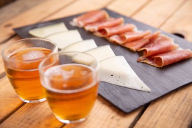 İspanya'dan bira ve peynir ve serrano jambon kurulu