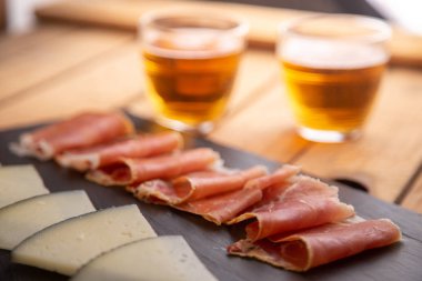 İspanya'dan bira ve peynir ve serrano jambon kurulu