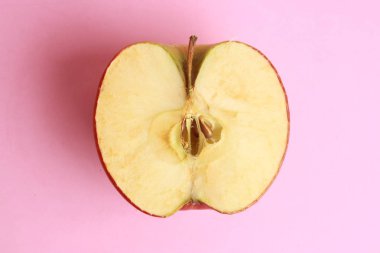 Kırmızı elma yarıya