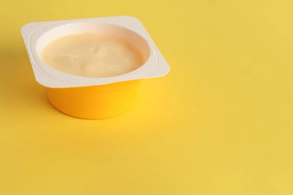 Crème Anglaise Emballée Dans Récipient Plastique — Photo