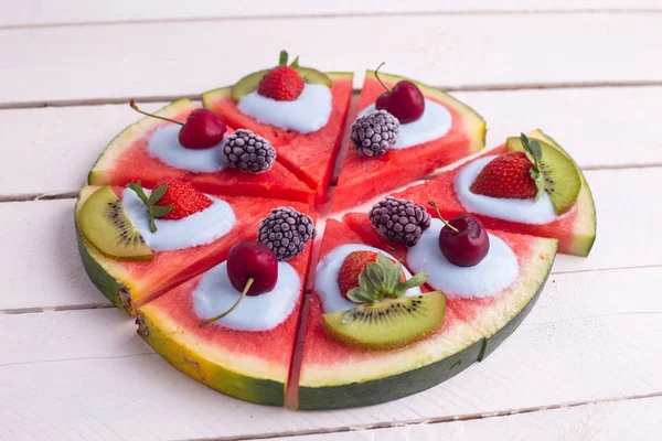 Vegetarische Pizza Aus Wassermelone Und Anderen Früchten — Stockfoto