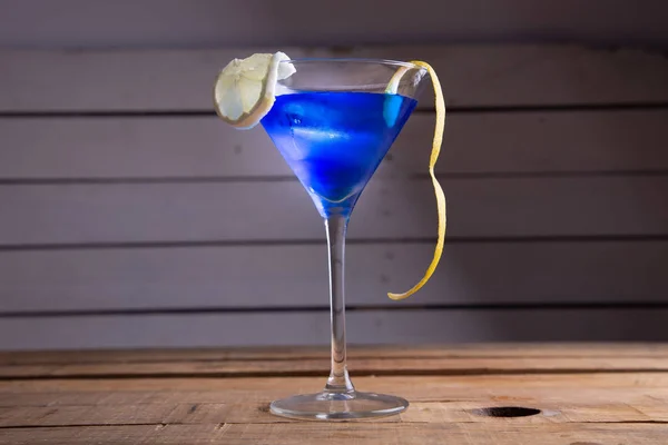 ガラスの青いラグーンカクテル — ストック写真