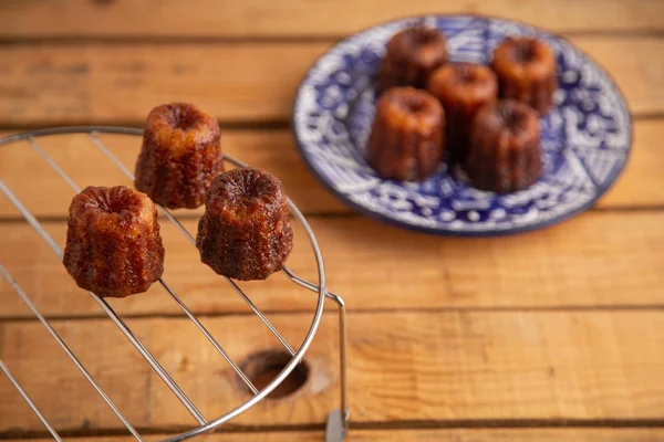 Fransız pasta Caneles de bordeaux rom ve vanilya lezzet kalın karamelize