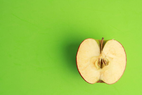 Красное яблоко разрезано пополам
