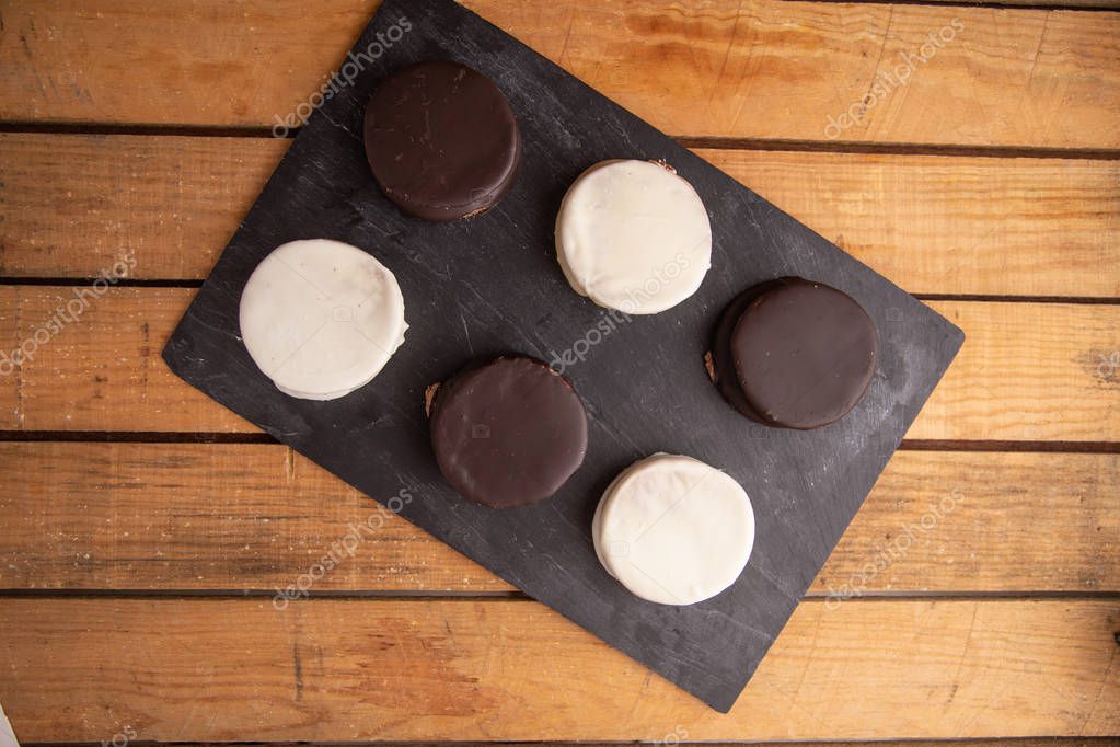 Los alfajores son pasteles de chocolate argentino y dcaramelo 2023