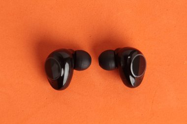 renkli arka planda kablosuz kulaklıklar