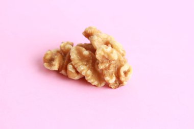 Renkli arka planda soyulmuş ceviz