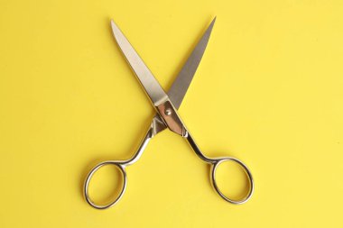 renkli arka plan üzerinde dikiş makas