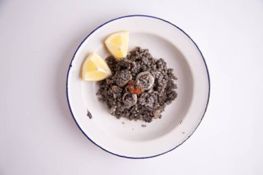 Kalamar ve karides veya Valencian siyah paella ile siyah pirinç Tabak