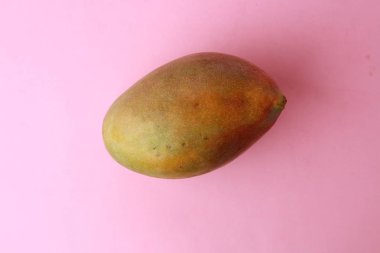 Renkli arka planda nefis bir mango.