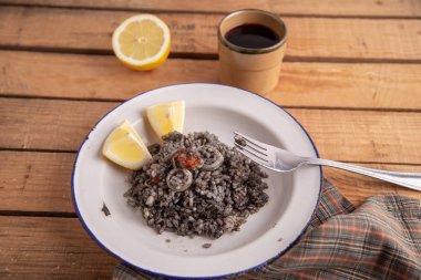 Kalamar ve karides veya Valencian siyah paella ile siyah pirinç Tabak