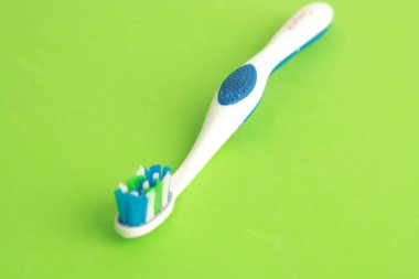 mavi ve yeşil beyaz diş fırçası
