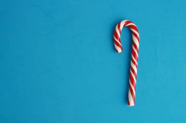 Renkli arka planda karamel ile şeker sopa