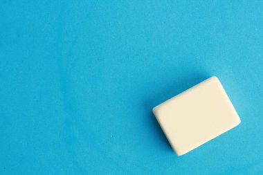 renkli arka planda beyaz silgi