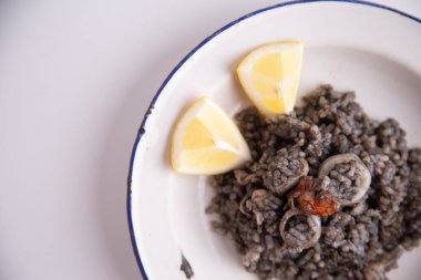 Kalamar ve karides veya Valencian siyah paella ile siyah pirinç Tabak