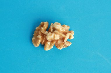 Renkli arka planda soyulmuş ceviz