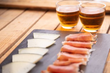 İspanya'dan bira ve peynir ve serrano jambon kurulu
