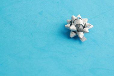 renkli arka plan üzerinde gri hediye kravat