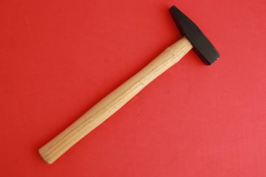 Renkli arka planda pençe çekiç