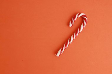 Renkli arka planda karamel ile şeker sopa