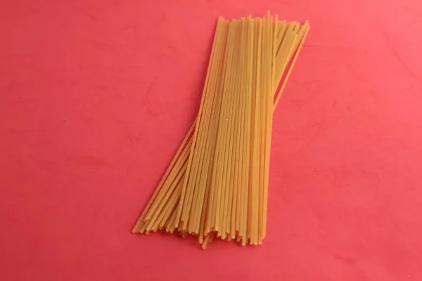 Rauwe Spaghetti Pasta Kleurrijke Achtergrond — Stockfoto