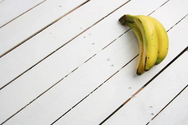 Buquê Bananas Fundo Madeira — Fotografia de Stock