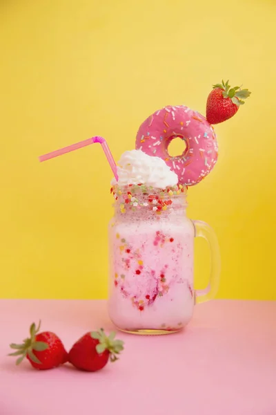 Pembe simit ve krema ile lezzetli tatlı çilek yüzlü
