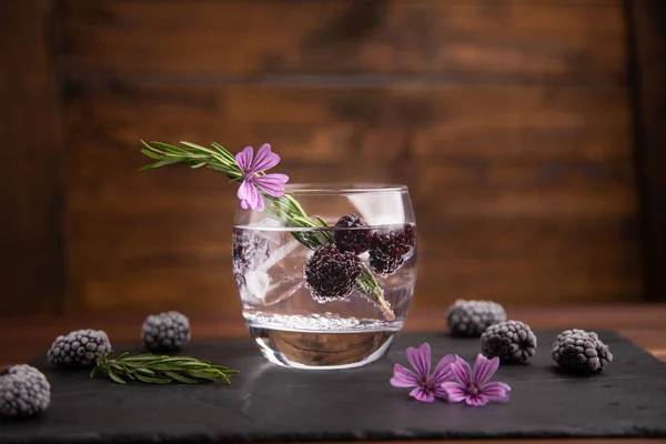 Böğürtlen Biberiye Bir Sprig Süs Çiçeği Ile Cin Tonik — Stok fotoğraf