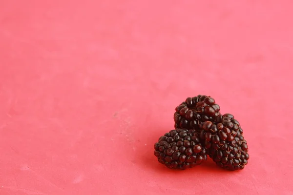 Köstliche Brombeeren Auf Buntem Hintergrund — Stockfoto