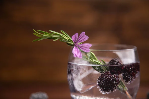 Gin Tonik Jeżyny Gałązka Rozmarynu Kwiat Ornament — Zdjęcie stockowe