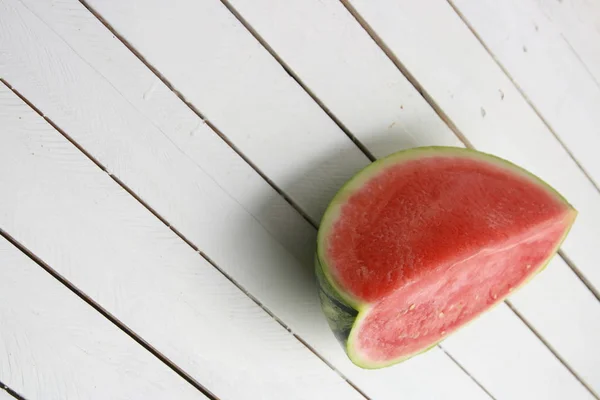 Cut Vattenmelon Trä Bakgrund — Stockfoto