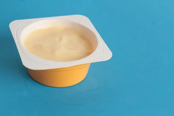 Crème Anglaise Emballée Dans Récipient Plastique — Photo