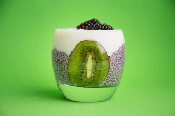 böğürtlen ve kivi ile siyah chia puding