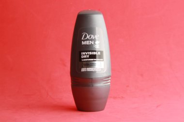 Saragossa İspanya. 18 Eylül 2018, Dove Men 'den deodorant şişesi.