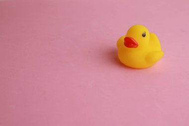 Saragossa İspanya. 18 Eylül 2018, sarı plastik ördek şeklinde bir küvet için çocuk oyuncağı.